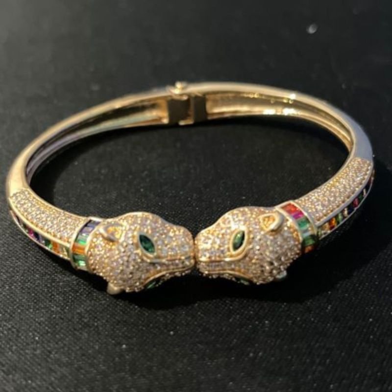 Bracelete dourado com dois tigres cravejados coloridos