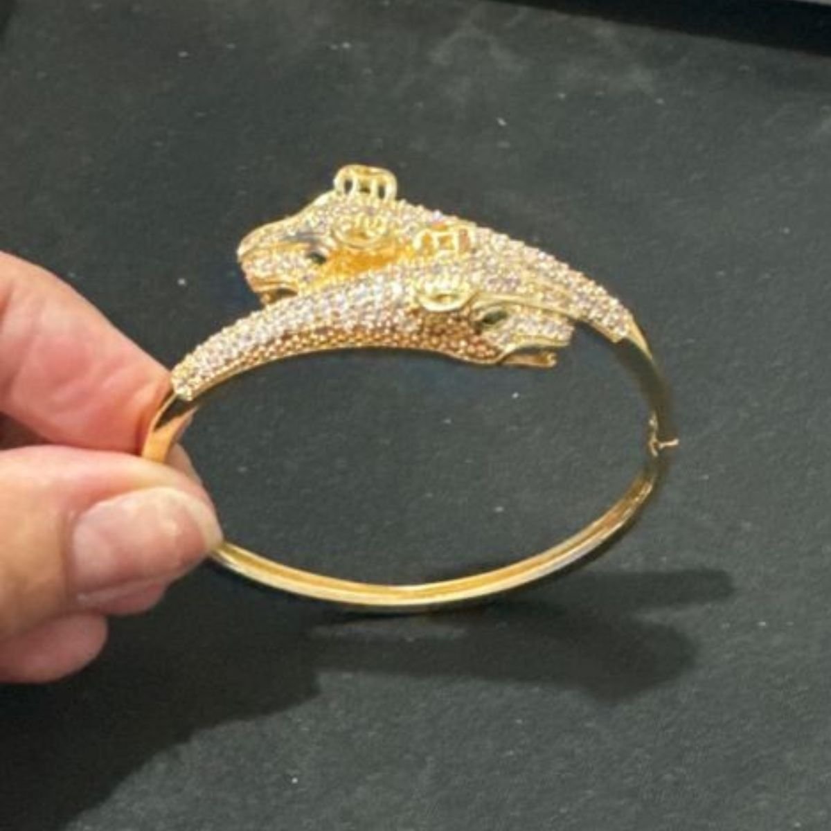 Bracelete dourado duplo tigre cravejado