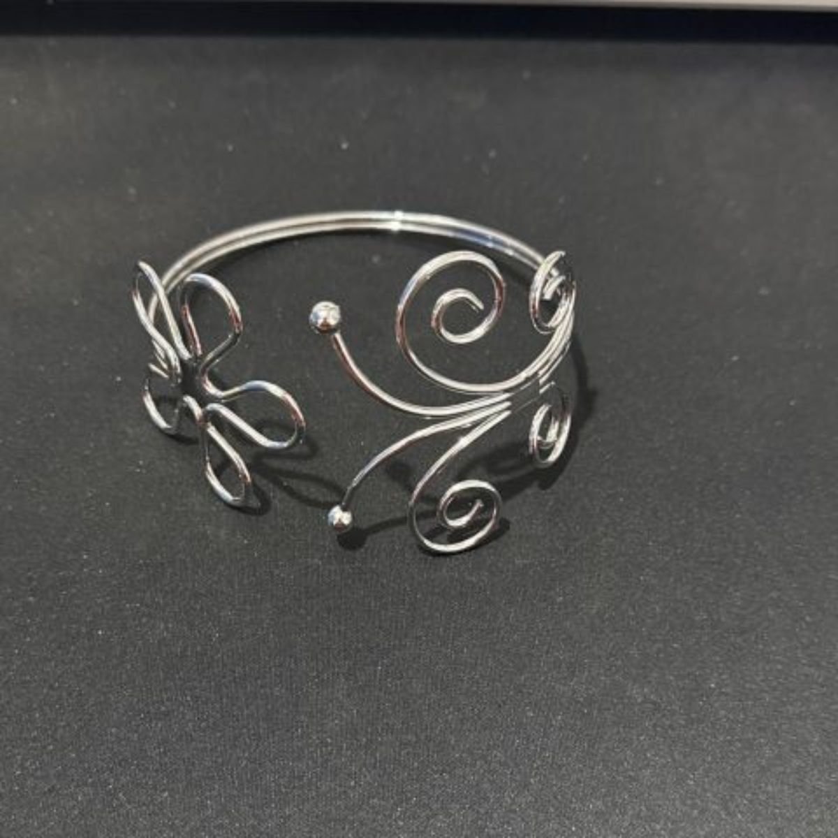 Bracelete superior biju prata flor e arabesco