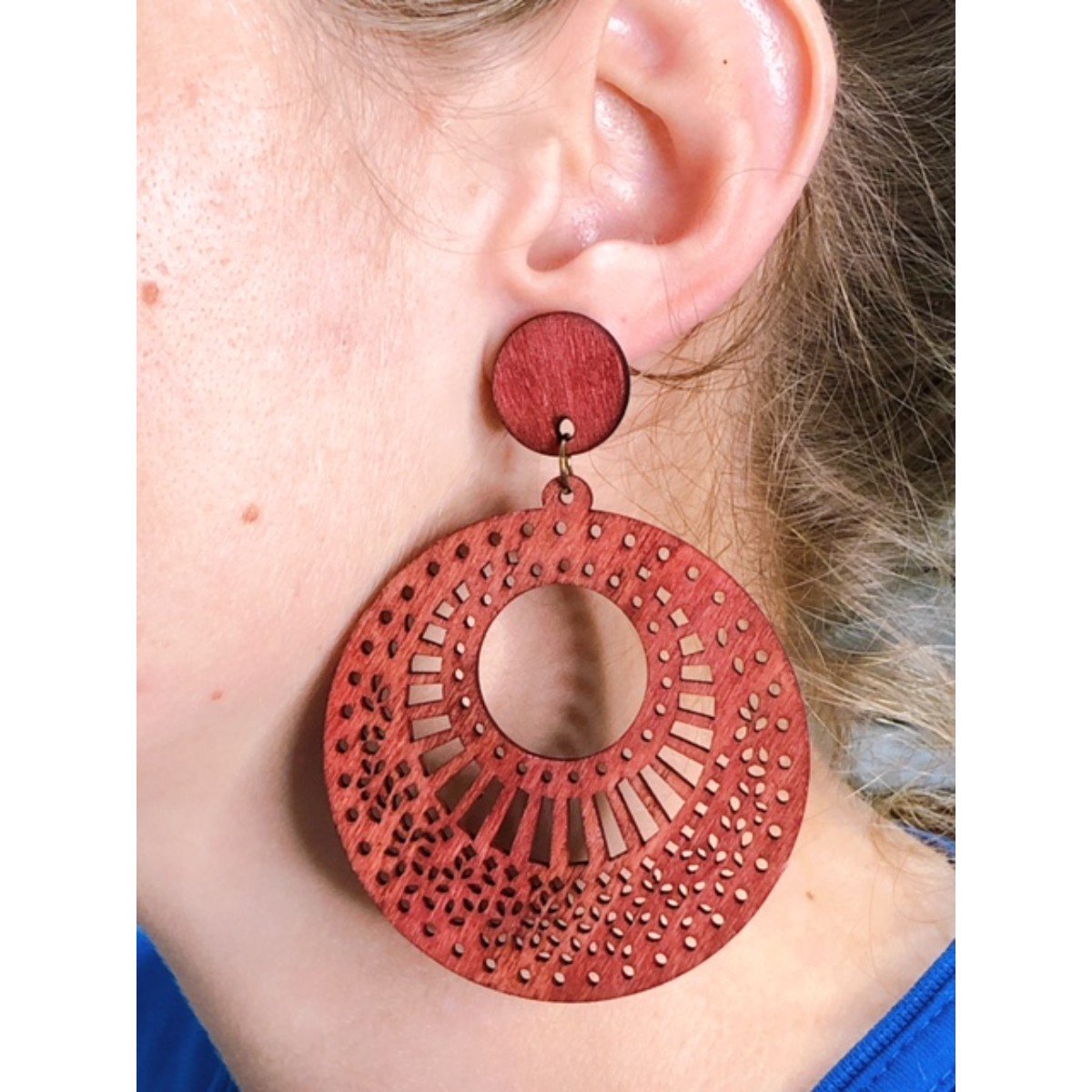 Brinco de madeira redondo marsala