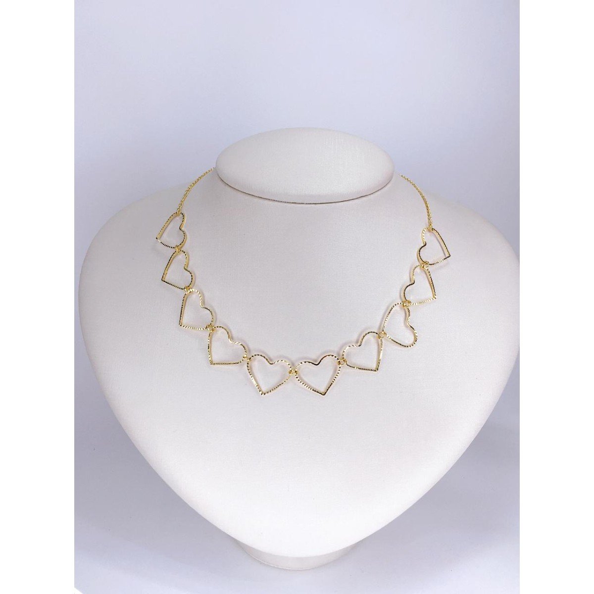 Colar choker dourado corações