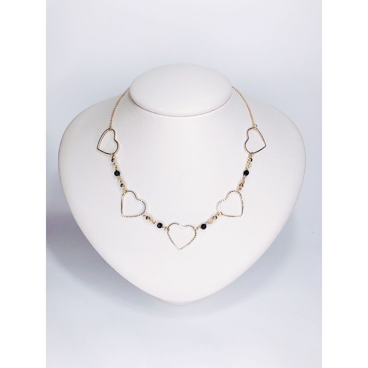 Colar Choker dourado com corações e pedras pretas